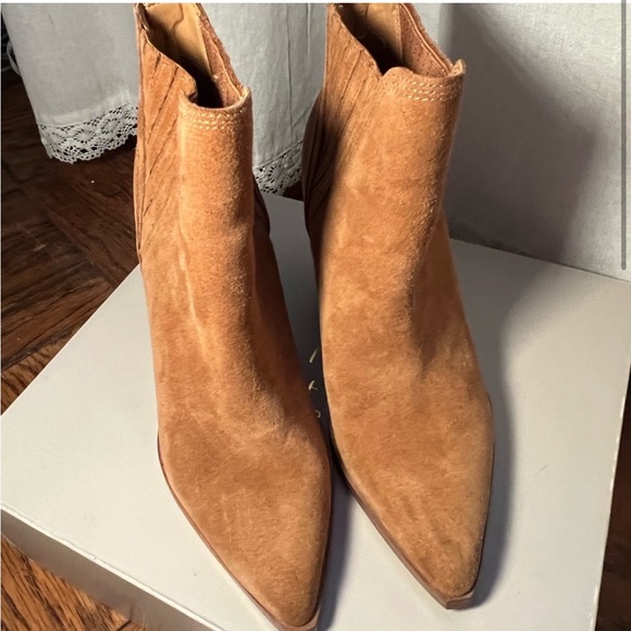 Marc Fisher Gadri bootie, pointy toe, block heel, tan suede, size 5 - Picture 2 of 7